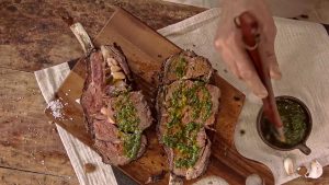 Receta Quincho: Lomo vetado con hueso al pesto